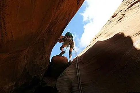 Canyoneering В некоторых местах имена выдают то, что вы собираетесь встретить. С canyoneering (или canyoning) они также говорят вам обратить внимание - подумайте о таких местах, как Death Hollow, Hell's Backbone и The Devil's Garden. Canyoneering В некоторых местах имена выдают то, что вы собираетесь встретить. С canyoneering (или canyoning) они также говорят вам обратить внимание - подумайте о таких местах, как Death Hollow, Hell's Backbone и The Devil's Garden.