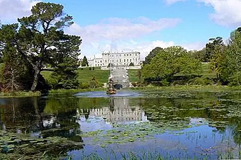 Прогулка в Дом и сады Powerscourt. Мильная прогулка от деревни Эннскирри до входа в грандиозный дом Powerscourt House захватывает дух, особенно осенью, когда буковые деревья залиты темно-оранжевым цветом.
