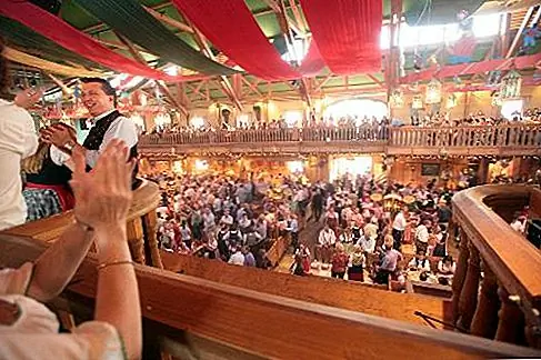 Присоединение к Original Kegger Oktoberfest, возможно, самый большой в мире фестиваль пива, начинается в конце сентября. Все триконмены и пьесы проводятся на фестивальных площадках Терезиенвизе в 14 различных палатках - каждый со своей атмосферой, едой и музыкальными развлечениями.