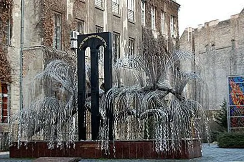 Будапешт Памятник жертвам Холокоста во дворе синагоги улицы Доханы в Еврейском районе Будапешта.