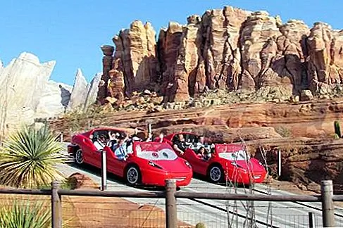 Идите на вращение с помощью Радиатор-Спрингс-Гонщиков. Radiator Springs Racers, $ 200-миллионный E-ticket of Cars Land, является Disney в лучшем виде. Поездка сочетает в себе прекрасное повествование, поразительную аниматронику, очень подробные фоны и просто необходимое количество адреналина.