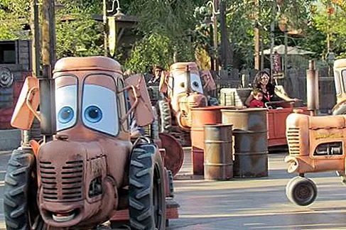 Присоединяйся к Юниорскому Джамбори. В Mater's Junkyard Jamboree любимый буксирный автомобиль для всех является движущей силой этой нежной поездки скремблера.
