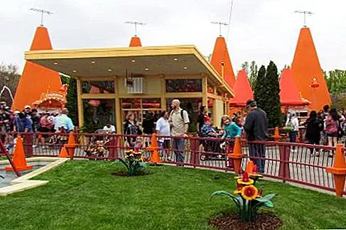 Закуска в мотеле Cozy Cone. Великолепный выбор классических модных мотелей Route 66 мозаики Cozy Cone не предлагает никаких удобств - просто легкие укусы (churros, попкорн, мороженое и различные напитки) подаются в ярко-оранжевых дорожных конусах.