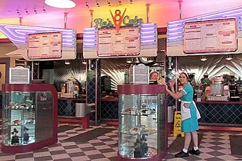 Поужинайте в кафе V8 Cafe Flo. Еда в кафе V8 в Flo's предлагает нахальную игру из музыкального автомата и массу памятных вещей из прежней певческой карьеры Фло с Girls Girls. Кто знал?