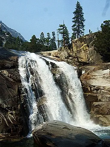 Mist Falls В центре этого водопада в национальном парке Kings Canyon вы по достоинству оцените его силу, особенно в весеннее и раннее лето, когда его кормят снегом. Сбой воды на скалы ниже заглушает весь другой шум, и радуги в изобилии. Но будьте осторожны и не отставайте от скользких скал на краю!