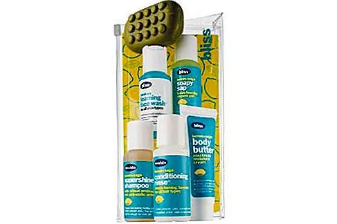 Bliss Fabulous Foaming Face Wash Products, которые выполняют двойную работу, трудно сопротивляться, особенно когда дело доходит до путешествия и хранения багажа как можно более легким. Самый продаваемый Fabulous Foaming Face Wash из знаменитого спа-салона Bliss - отличный двух-в-одном: очиститель для геля и нежный отшелушивающий, что означает, что он избавляется от грязи, макияжа и сухой кожи. Он не содержит масла и изготовлен из успокаивающих ботанических ингредиентов, что делает его безопасным для всех типов кожи. Кроме того, легкий, фруктовый аромат приятный, но не подавляющий.