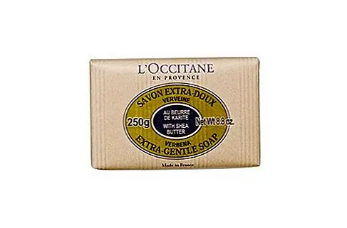 L'Occitane Shea Butter Extra Gentle Soap - Verbena L'Occitane имеет международную историю с глобусом: бренд начался на местных рынках Прованса, и вскоре его основатель осознал питательные качества масла ши, увидев, что он используется женщинами в Sub -Saharan Africa, и теперь в нем насчитывается более 2000 бутиков по всему миру. Оливье Бауссан видел полезность масла ши в 1976 году, и с тех пор этот ингредиент был основным продуктом многих продуктов L'Occitane - у бренда даже есть коллекция масла ши. В частности, мыло с маслом ши является полезным повседневным продуктом.Это увлажнение, лимоны и сделано с 100-процентной растительной базой, поэтому он никогда не подавляет.