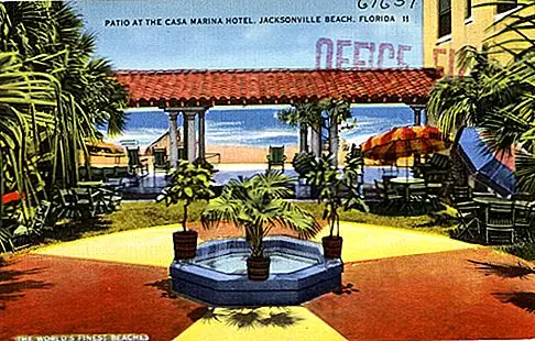 Casa Marina, Jacksonville Beach. Слова роскоши и Джексонвиля не такие оксюморонические, как могут показаться посторонними. В этом 25-комнатном отеле, в старом мире, встречается роскошь на берегу океана; каждый люкс-салон оформлен, чтобы показать изменения эпох в истории отеля. Дверь открылась на этот памятник в Джексонвилле 6 июня 1925 года, и сегодня это единственный отель в золотой элите этого района, который все еще стоит. (тел. 904 / 270-0025, casamarinahotel.com)