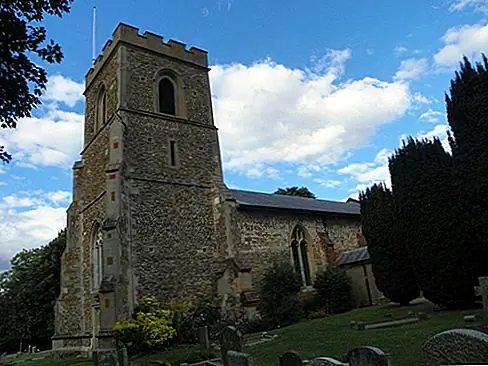 Letchworth Garden City, Hertfordshire, England Вдохновленный социальным реформатором Эбенезером Говардом, этот эксперимент по городскому планированию 1903 года использовал многие функции, которые все еще используются сегодня - отдельное зонирование для промышленности и резиденций, сохранение деревьев и открытых пространств, доступное жилье (так называемые дешевые коттеджи ), круговое движение и окружающий Зеленый пояс. Архитектура по-прежнему очаровательна в сельской местности и в небольших масштабах.