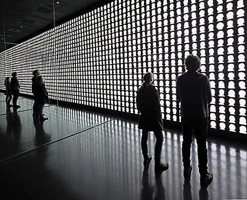 Museo de la Memoria y los Derechos Humanos, Сантьяго, Чили Постоянный и важный акт памяти и человечности, Музей памяти и прав человека посвящен памяти жертв жестокой диктатуры Аугсто Пиночета. Здание представляет собой простую прямоугольную стеклянную конструкцию, опирающуюся на два фонтана в Пласа-де-ла-Мемория; роспись Хорхе Тасия и легкая установка Альфредо Яара - это координационные центры музея. Легкая установка Яара - это исследование неосязаемости памяти и служит наглядным напоминанием о жертвах.