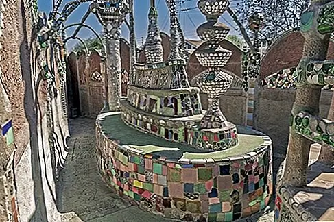 Watts Towers, Лос-Анджелес Симон Родия в великолепных структурах «народного искусства» по-прежнему очаровывают архитекторов по сей день. Из стальных труб, проволоки, раствора и бетона и украшенных гончарными изделиями, стеклом и раковинами их местоположение в районе Л.А., известное своей нищетой и насилием, ранее угрожало их выживанию; но теперь, признанные за их художественное значение и охраняемые как национальный исторический ориентир, эти сюрреалистические и дальновидные формы демонстрируются, неразрывно связаны с местом, которое отвергало, а затем приветствовало их.