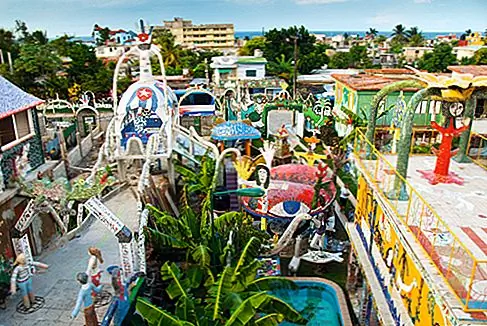 Fusterlandia, Havana, Cuba Окунитесь яркими красками и фантастическими образами, Fusterlandia превратила пыльную деревню в мир фантазий, который отказывается быть окруженным обстоятельствами. Стремясь добавить визуальную интригу и волнение в его окружение, художник постарался покрыть каждую поверхность своего дома сложной отделкой. Проект активно взаимодействует с ландшафтом и является свидетельством силы воображения.