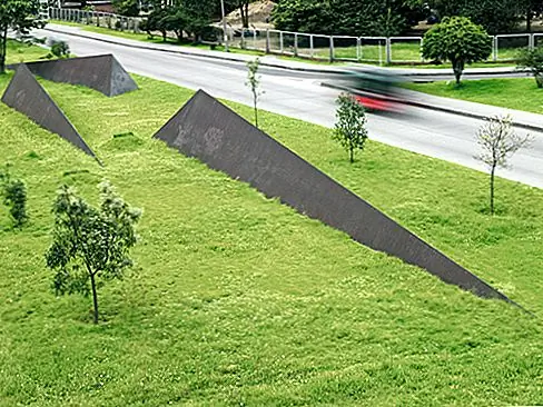Avenida El Dorado, Bogota, Colombia Один из самых необычных и визуально привлекательных маршрутов в мире, благодаря своим драматическим скульптурным установкам, Avenida El Dorado, предлагаемый в качестве музея Первой леди Колумбии, является дорогой, как никто другой. Скульптуры из восьми художников выходят на трассу от исторического центра Боготы до международного аэропорта Эльдорадо, а Эль Виаджеро («Путешественник») Антонио Сегуи является важной достопримечательностью и символом для путешественников в Боготе.