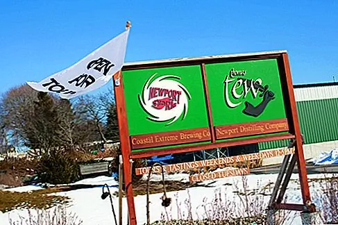Пивоваренный завод Newport Storm, Ньюпорт, Род-Айленд. В Соединенных Штатах ряд ветеранов-пивоваров - те, кто был в бизнесе десятилетие или более - разветвленны в области ремесленных спиртных напитков: ром, джин и водка в частности.Newport Storm - один из примеров, добавляющий ром-ликеро-водочный завод к своей операции в Род-Айленде в 2006 году. Проведите большую часть посещения, попробовав полет в четыре пива, а затем перейдем к дегустации ром, где вы попробуете сырой дух, ром сыворотки, а также готовый продукт.