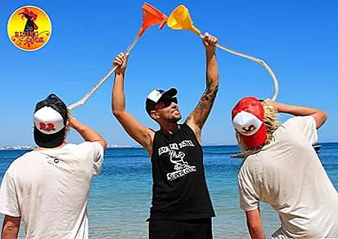 Хостел Rising Cock в Лагосе, Португалия Интересное имя, безумное место. Отель The Rising Cock находится всего в 5 минутах ходьбы от драматических пляжей Лагоса. Он предлагает круиз с выпивкой с водопроводной трубкой, ведет вечеринки всю ночь и завершает его завтраком, который вы можете съесть, - вам нужно будет дозаправлять после ночи, проведенной там. Хостел также предоставляет первые в Португалии гостиничные номера для женщин.