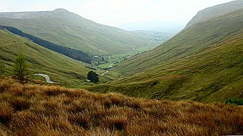 Ардара, графство Донегал На юго-западном побережье графства Донегал, крошечный город Ардара (видимый здесь на расстоянии) выглядит так, как если бы он был вырезан из сплошного блока гранита. Его улицы волнистые вверх и вниз по скалистым холмам и выложены небольшими бутиками и очаровательными магазинами искусств, многие продают одежду из знаменитой шерсти Донегала. Через несколько минут вы можете бродить по цели. Это место размером с укусом.
