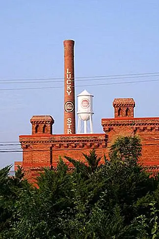 Для Искусств: Raleigh-Durham, NC. Изобилие вакансий сделало Роли вторым самым быстрорастущим городом в стране, в то время как молодая, либеральная толпа в Дареме превращает то, что когда-то было крупным табачным городом в модное место для искусства и театр. Исследуйте первоклассные музеи и парки процветающей столицы штата в Роли, начиная с непревзойденного Музея естественных наук Северной Каролины, где посетители музея могут поймать местных новаторов, читающих лекции по их исследованиям бесплатно. Выберите между одинаково красивыми парками Pullen и Umstead, чтобы получить какое-то упражнение, прежде чем поддерживать местное сообщество с чашкой кофе из Oak City, компании, которая нанимает взрослых с особыми потребностями для упаковки своего продукта.