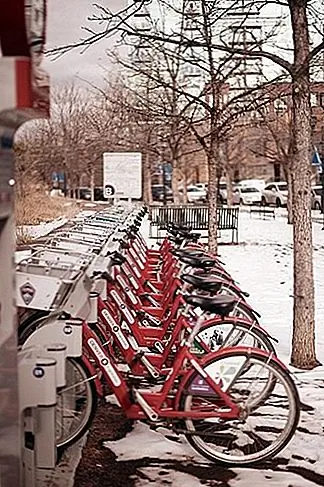 Для Buzz: Denver, CO. Быстрый рост среди молодых жителей превратил Денвер в хипстер, а также активный оазис. У энтузиастов хмеля не должно быть проблем с поиском ПНД или толстым, чтобы утолить свою жажду на одном из более чем 40 пивоваренных заводов в городе. В то время как Денвер известен как место рождения Coors, пропустите фирменное название и напишите до 1Up, чтобы выпить творческие идеи, играя в аркадные игры старой школы, или посетите осенью, чтобы поймать Большой американский фестиваль пива, который состоялся в сентябре. Не беспокойтесь о своей талии слишком много - вы всегда можете сжечь калории, прыгнув на один из велосипедов, доступных через B-цикл, который стал первой в стране байкой.