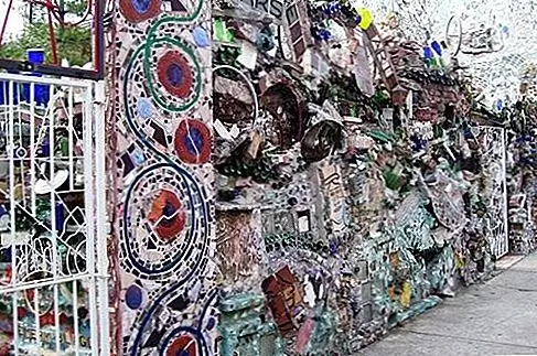 Для Food + Museums: Philadelphia, PA Амбициозные недавние выпускники стекаются на место рождения Америки за высокие стартовые зарплаты и низкий уровень безработицы, принося свою творческую энергию в город, уже богатый культурой. В то время как Филадельфия, несомненно, имеет свою долю известных музеев - знаковых «Скалистых ступеней» в Филадельфийском художественном музее - необходимо подняться - не упускать из виду свои менее известные драгоценные камни. Попробуйте восхитительно жуткий музей Мюттер для странной науки или Музей и библиотеку Розенбаха за сборник редких книг и рукописей.