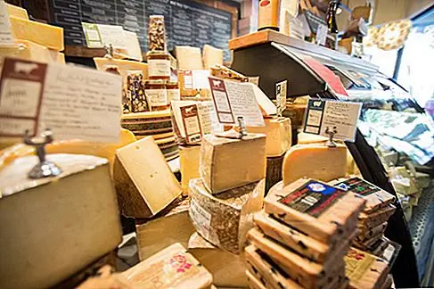 Great Wisconsin Cheese Tour Влюбленный роман Висконсина с сыром насчитывает 175 лет, и сегодня это художественная форма, которая проявляется в более чем 600 разновидностях. Государство ежегодно выпускает 2,8 миллиарда фунтов стерлингов, и с таким большим количеством вариантов Travel Wisconsin создал Великий Висконсинский Сырный Тур, трехдневный маршрут, который начинается в Мэдисоне и сочетает практическое обучение с дегустациями и некоторым лучшим пивом Висконсина. Начните работу с Fromagination (на фото) для дегустации местного кустарного сыра, а также классов (для больших групп) или посетите магазин сыра Emmi Roth в Монро и просмотрите производственный процесс.