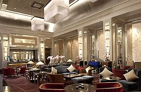 The Langham The grande dame приходит последним: первый отель в Лондоне, чтобы начать обычай послеобеденного чая (в 1865 году), The Langham по-прежнему остается одним из лучших, с ослепительно замысловатой выпечкой (шеф-повар Cherish Finden называет их «моей коллекцией») но он также является одним из самых коммерческих, заклеймив себя партнерством Wedgewood. Эта традиция Оксфордского цирка, проведенная в историческом Палм-Корте, особенно популярна у азиатских посетителей, доказывая, как хорошее слово путешествует далеко.