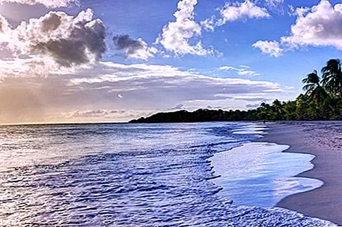 Diamond Beach, ослепительный белый пляж Мартиники Мартиника простирается на 10 км (6 [bf] 1/4 мили), большая часть из которых развита. Он выходит на скалистый морской остров, Алмазная Скала, на которой есть необитаемые берега.