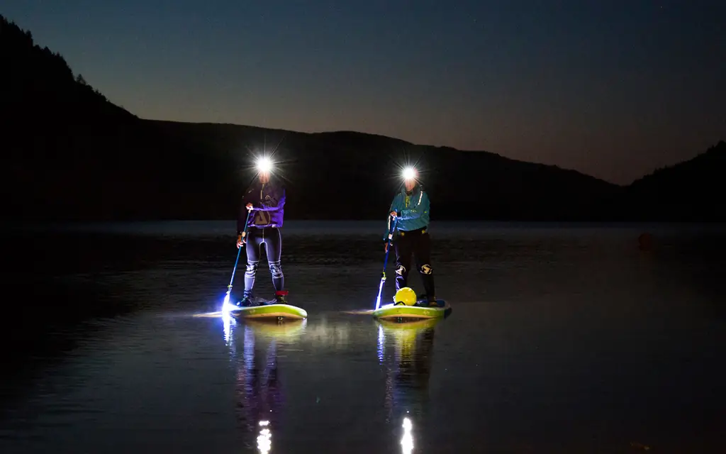 стоячие-paddleboarding-в-лунным-WALES-ик-STARRYSKY0418