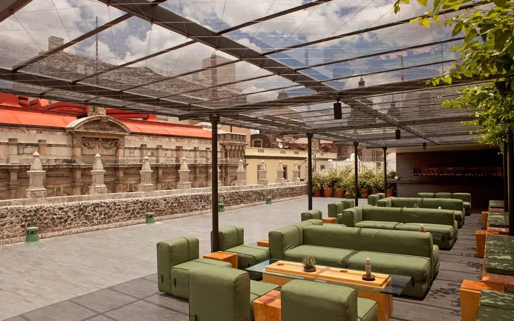 Площадь-бар-в-отель-Habita-в-Мексико-сити-ROOF1117