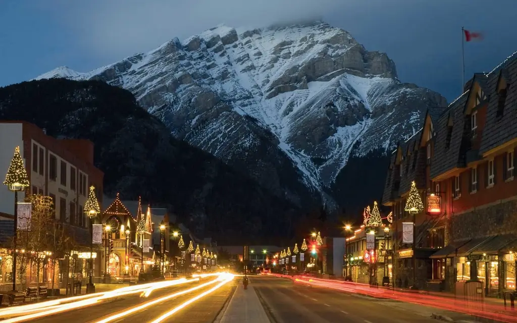 Banff-КАНАДСКО-рокиз поезд-через-рельс-XMASTRAIN1018