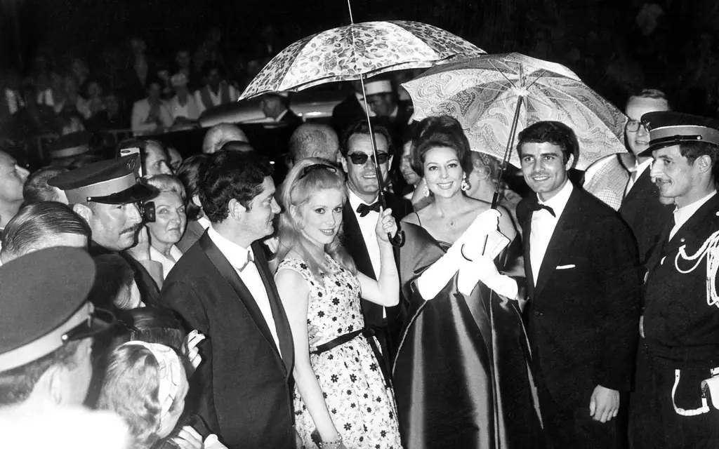 Catherine-Денев-1964-VINTAGECANNES0517