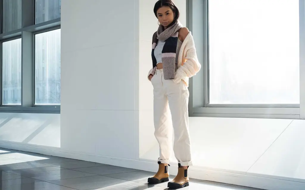 Everlane наконец-то сделал резиновые сапоги, которые не испортят ваш наряд - и они стоят всего $ 75