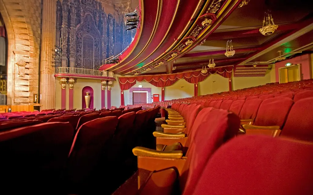 миллион долларов-театрально-гостиная-LABROADWAY0417