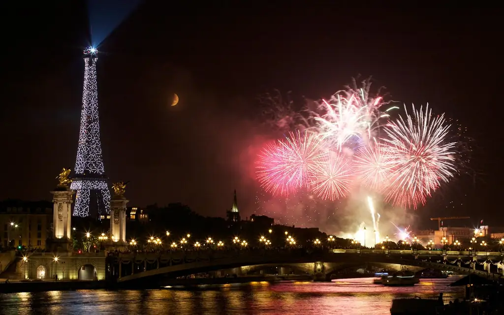 фейерверк-Eiffel башня-Париж-EIFFELPM0118
