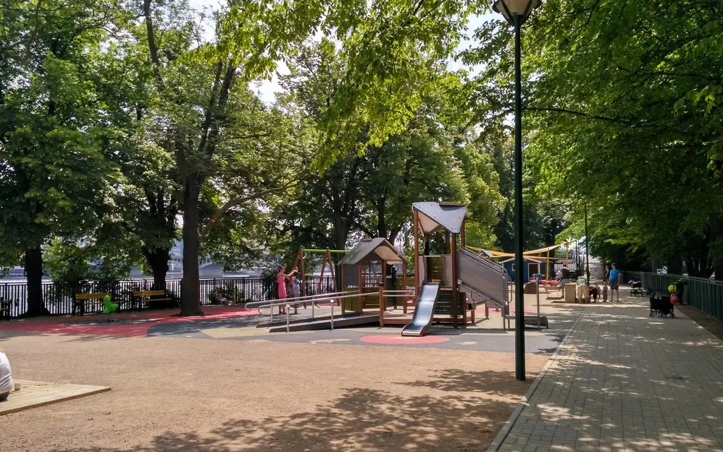 ребенок-остров-площадка-прага-PRAGUEKID0919PRAGUEFAM0919