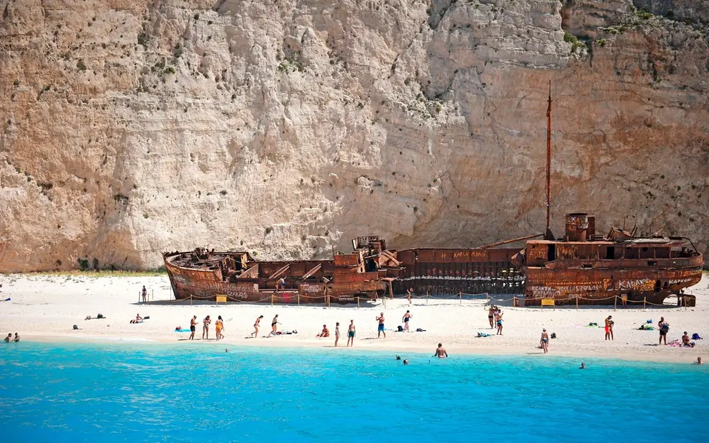 Navagio-кораблекрушения-пляж-греция-PEACETRIPS0419