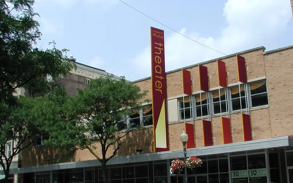 чарльз-R-дерево-театр-овраги-падает-SUMMERTHEATER0417