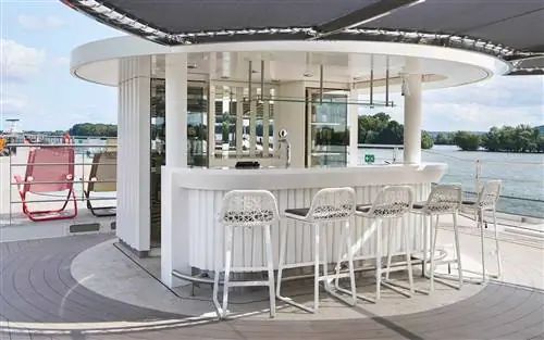 Бар Vista View на верхней палубе на борту речных судов класса Crystal Cruises Rhine