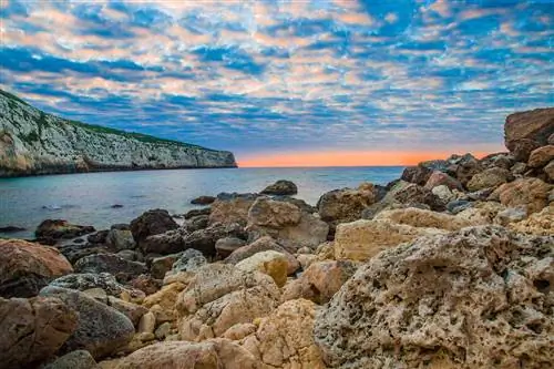 Спокойное море на скалистом берегу под Фомм-ир-Рих-Мгарр Мальта Спокойное море на скалистом берегу под Фомм-ир-Рих-Мгарр Мальта