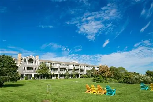 Газон с шезлонгами возле The Winnetu