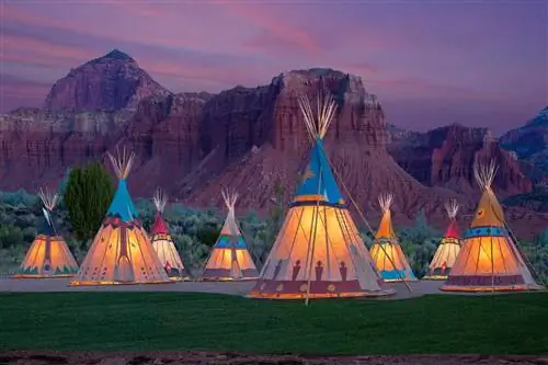 Типи, освещенные ночью на курорте Capitol Reef Resort