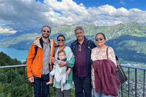 Групповое фото семьи на вершине горы в Швейцарии.