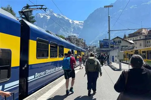 Прогулка по платформе вокзала в Гриндельвальде, Швейцария.