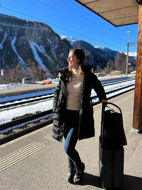 Вдали большая ручная кладь стоит шумихи, и я никогда не сдаю сумку Embedded