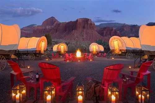 Крытые фургоны вокруг костра на курорте Capitol Reef Resort