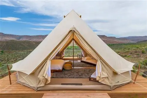 Глядя через палатку для глэмпинга на курорте Zion Wildflower Resort