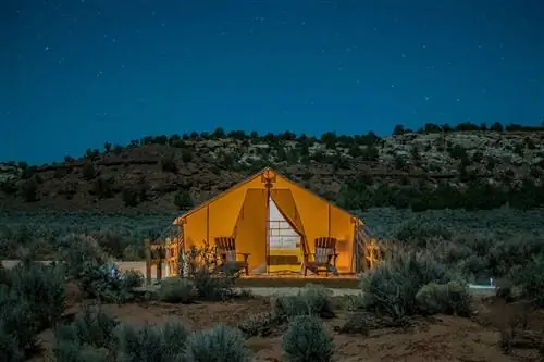 Внешний вид палатки для глэмпинга в BaseCamp 37 под звездами