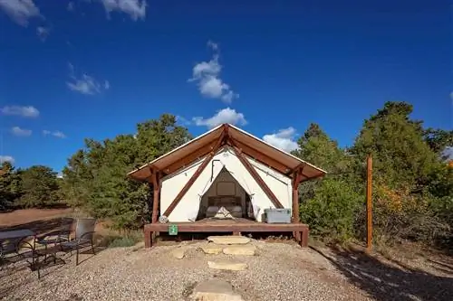 Заглядывая в палатку для глэмпинга на курорте Zion Ponderosa Ranch Resort