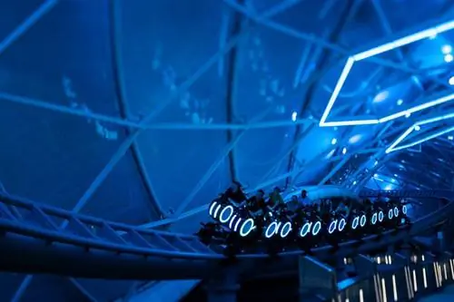 Гости на легком велосипеде TRON в парке Волшебного королевства Диснея