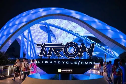 Внешний вид и вход на аттракционе TRON Lightcycle в парке Волшебного королевства Диснея.
