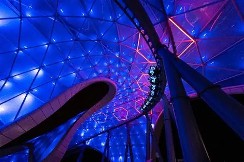 Гости на легком велосипеде TRON в парке Волшебного королевства Диснея
